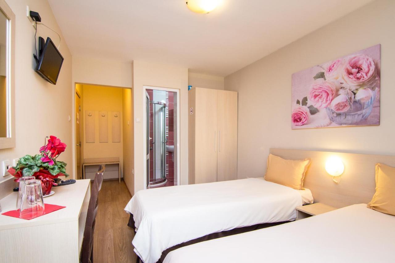 Family Hotel Madrid Σόφια Εξωτερικό φωτογραφία